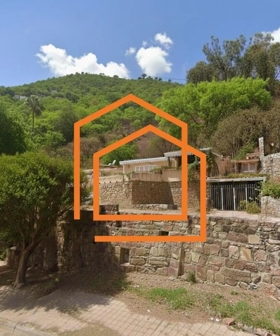 SE VENDE CASA EN ZONA MONUMENTO A GUEMES 5