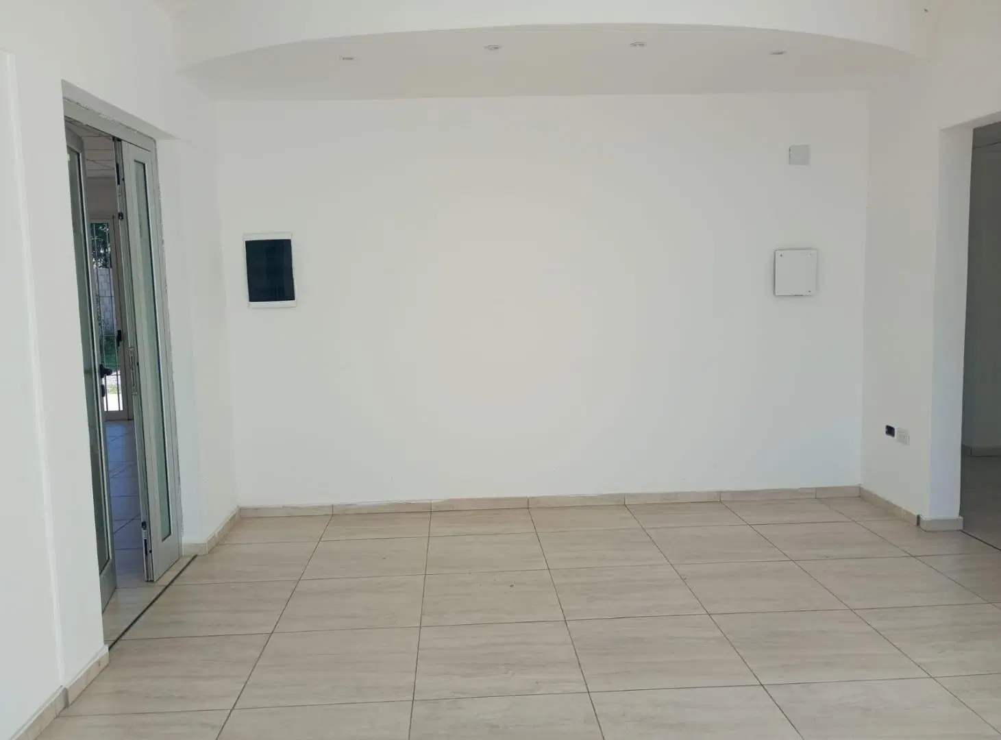 AMPLIO LOCAL COMERCIAL!!!! Excelente ubicación y diseño que se adapta a tú proyecto!! Consultanos 4