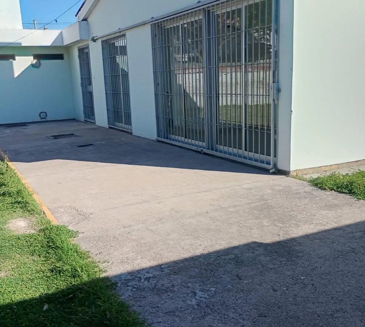 AMPLIO LOCAL COMERCIAL!!!! Excelente ubicación y diseño que se adapta a tú proyecto!! Consultanos 2