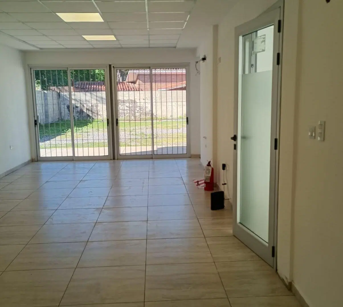 AMPLIO LOCAL COMERCIAL!!!! Excelente ubicación y diseño que se adapta a tú proyecto!! Consultanos 3