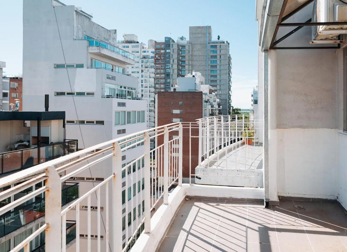 alquiler departamento dos dormitorios al frente con balcon ultimo piso pichincha 2