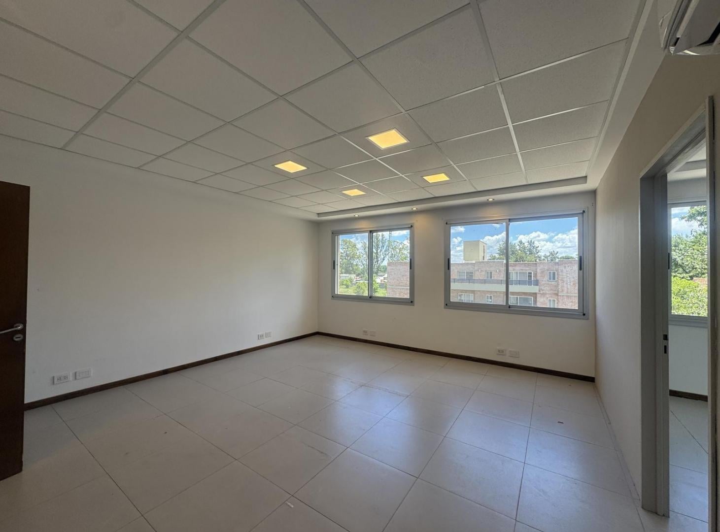 Foto de Alquiler Fisherton oficina de 60m2 disposicion contrafrente jj passo, imagen 2