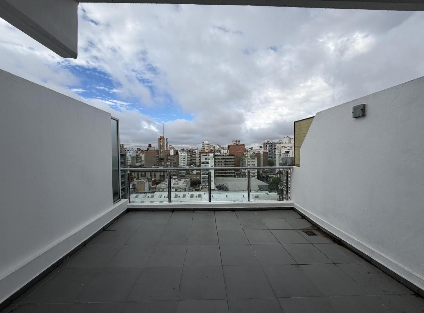 Foto de alquiler monoambiente al frente con balcon terraza y ventilacion, imagen 1