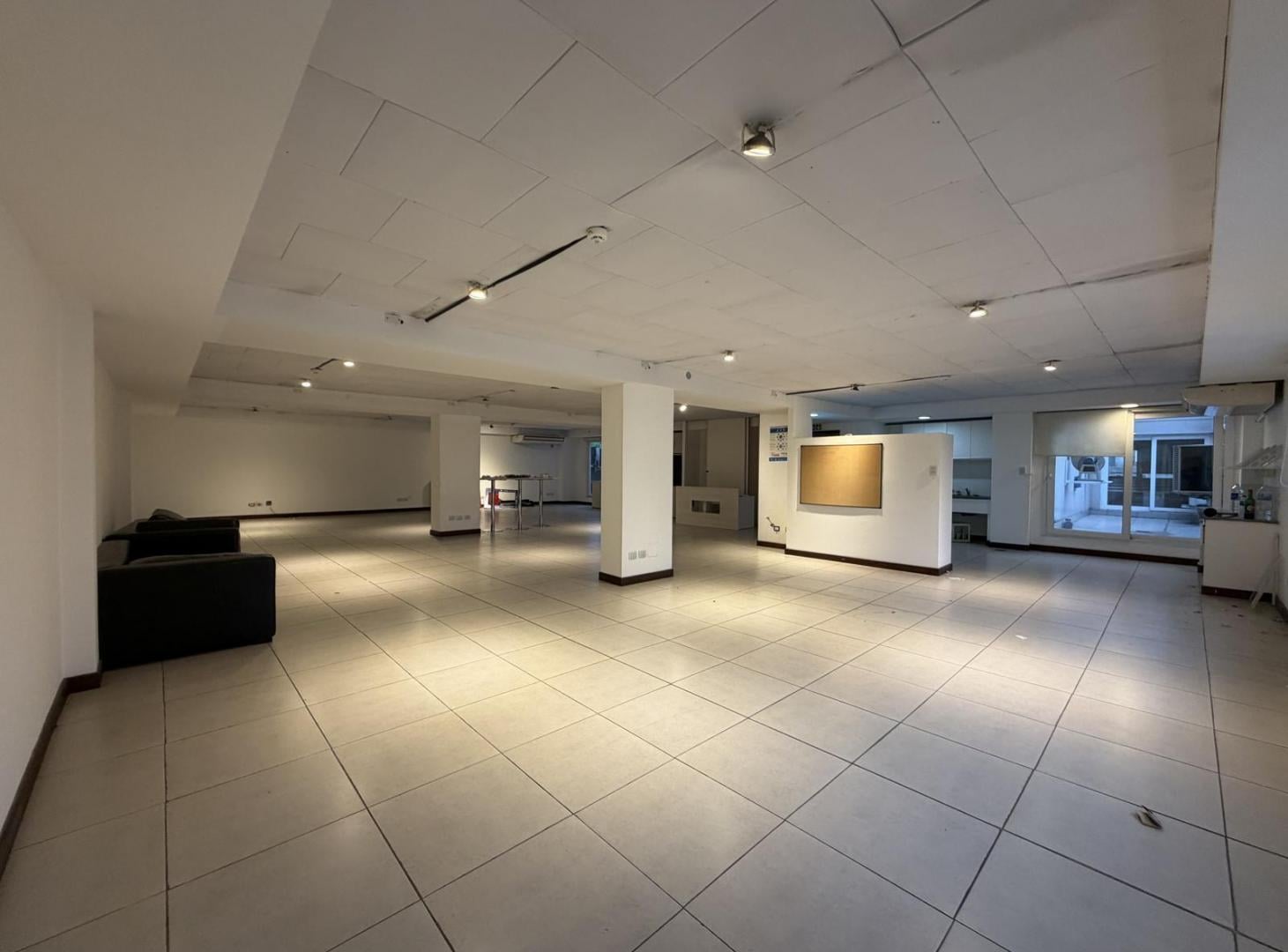 Foto de Alquiler oficina urquiza 2284 semipiso 165 m2 contrafrente muy buen, imagen 3