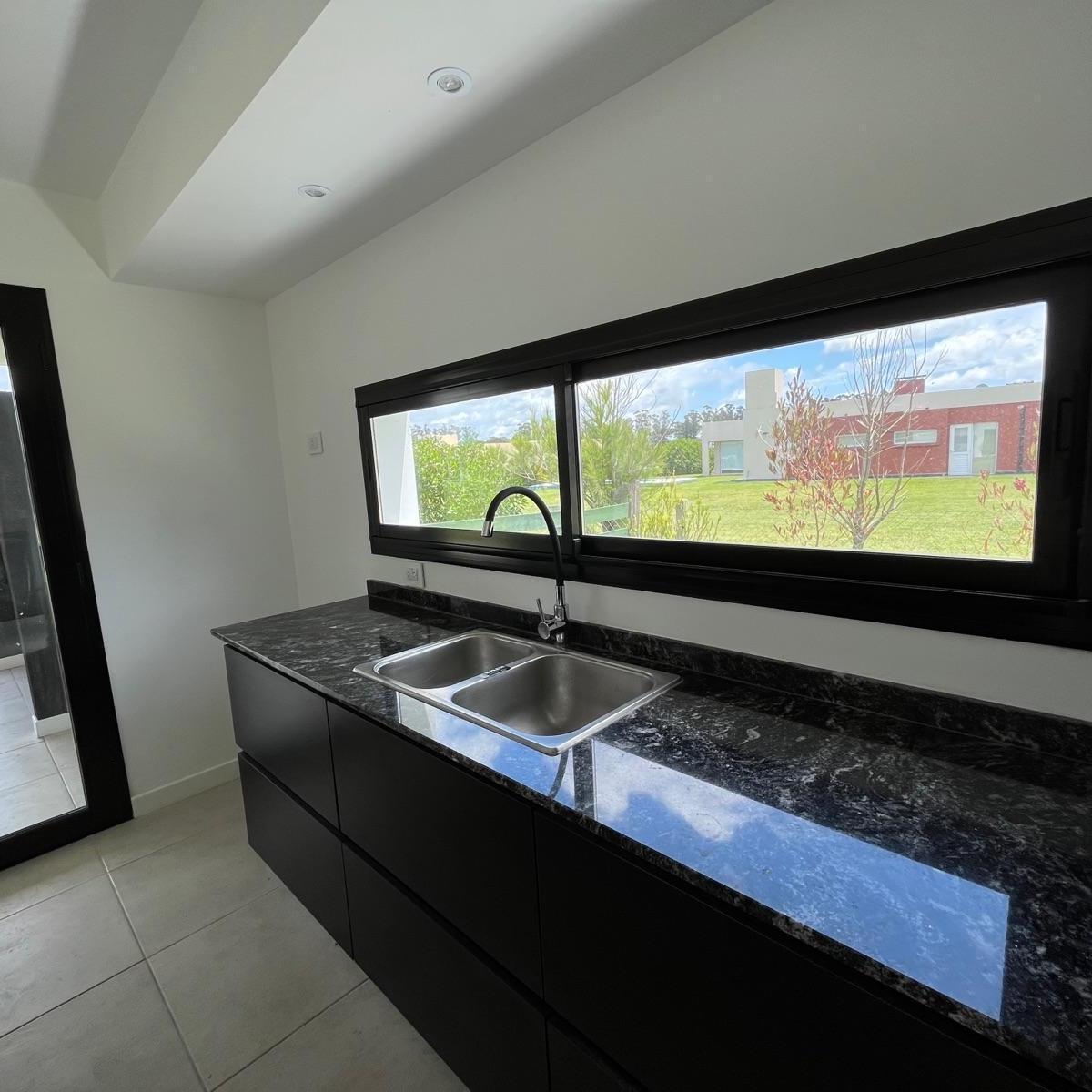 Chalet Premium, Todo en Plata Baja con Quincho, Pileta y Parque. 3