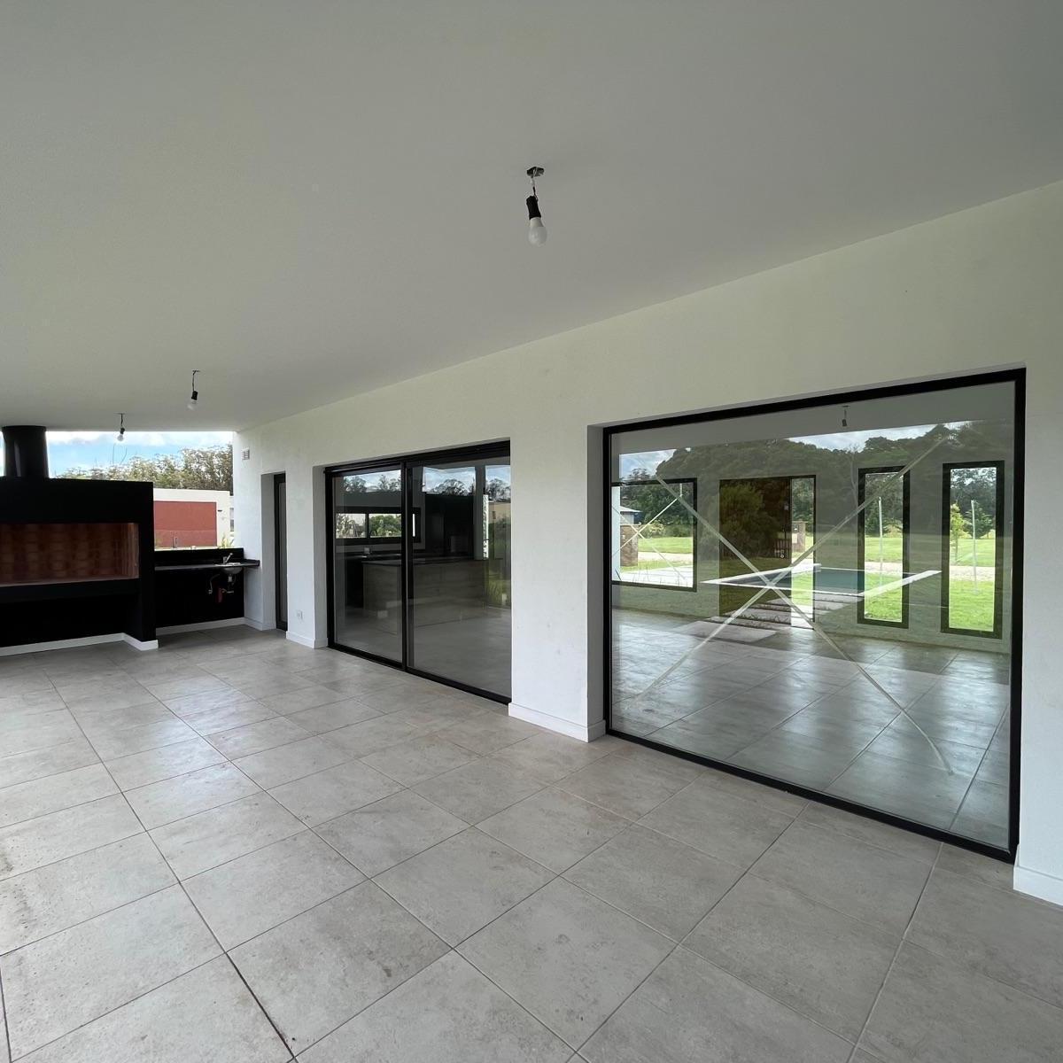 Chalet Premium, Todo en Plata Baja con Quincho, Pileta y Parque. 4