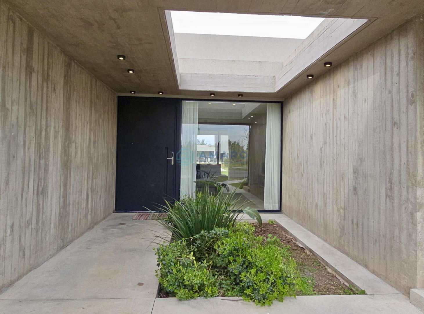 Foto de VENTA · CASA · 4 DORMITORIOS · JARDÍN · PISICINA · PUERTO ROLDÁN, imagen 3
