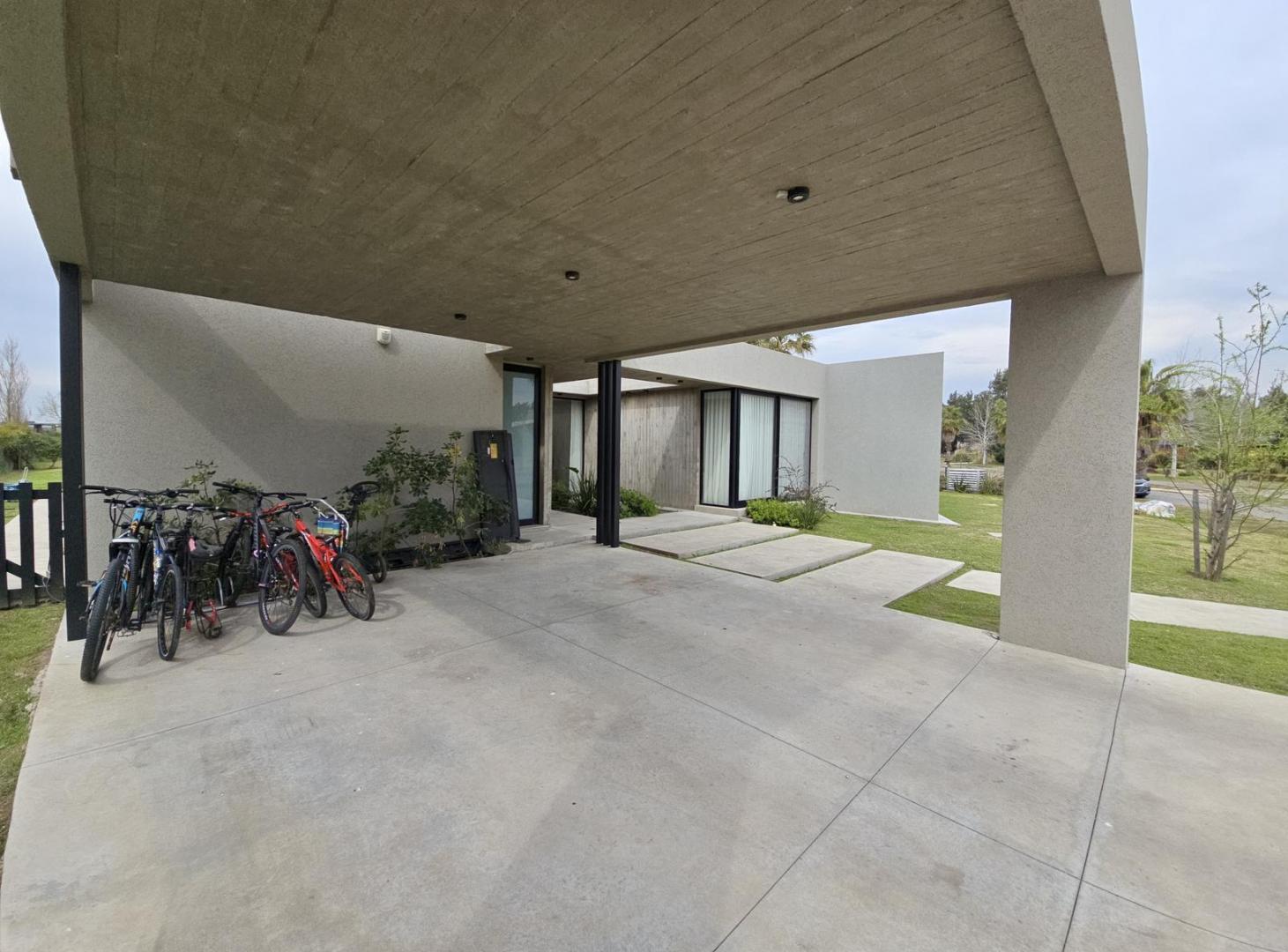 Foto de VENTA · CASA · 4 DORMITORIOS · JARDÍN · PISICINA · PUERTO ROLDÁN, imagen 2
