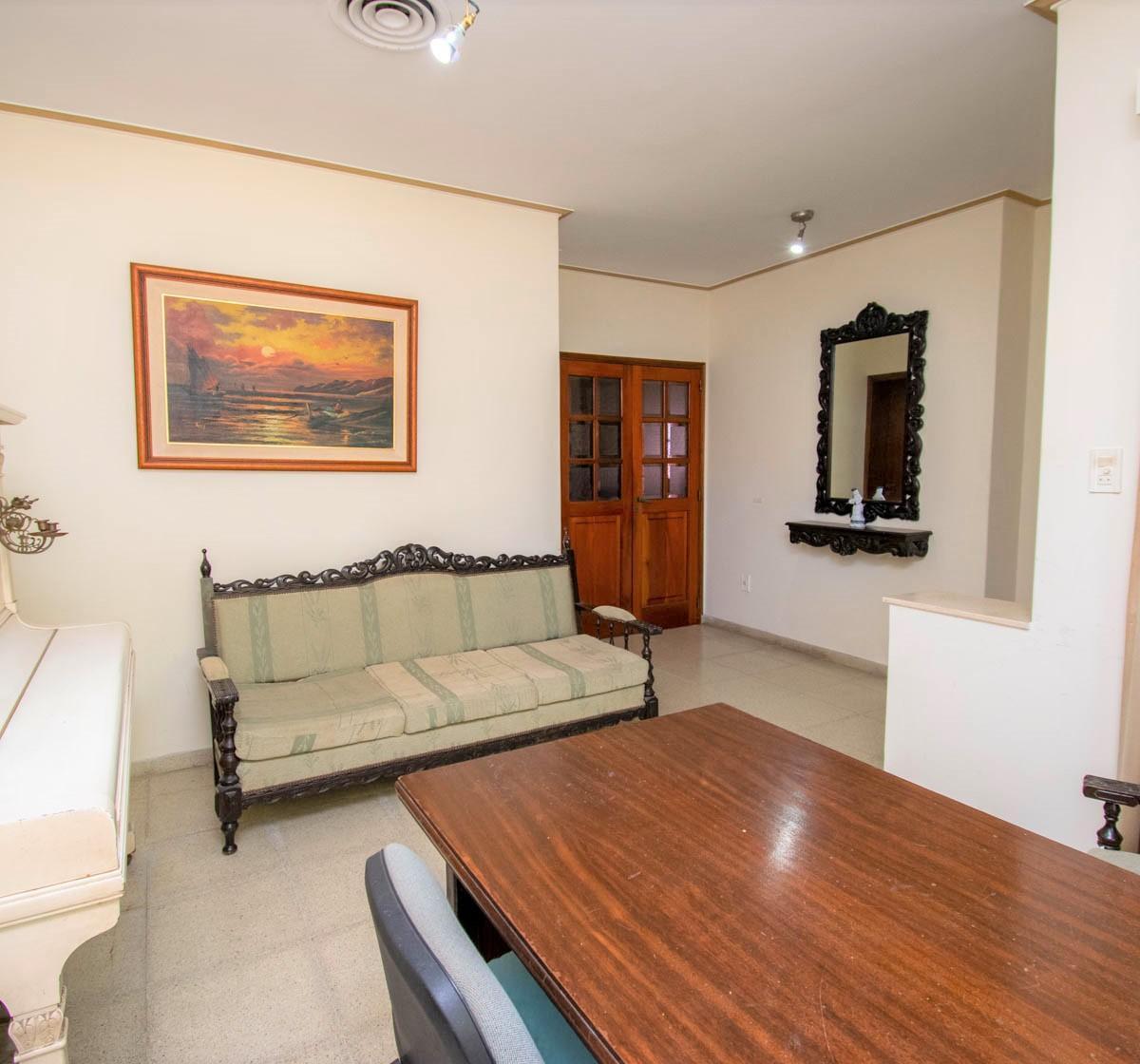 Gran Casa a Una Cuadra de Av Gral. Paz. Guadalupe Residencial 1