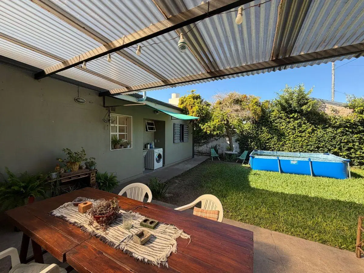 Casa de 3 Dormitorios con Patio a 50mts de calle Alberdi, Santo Tome. 1