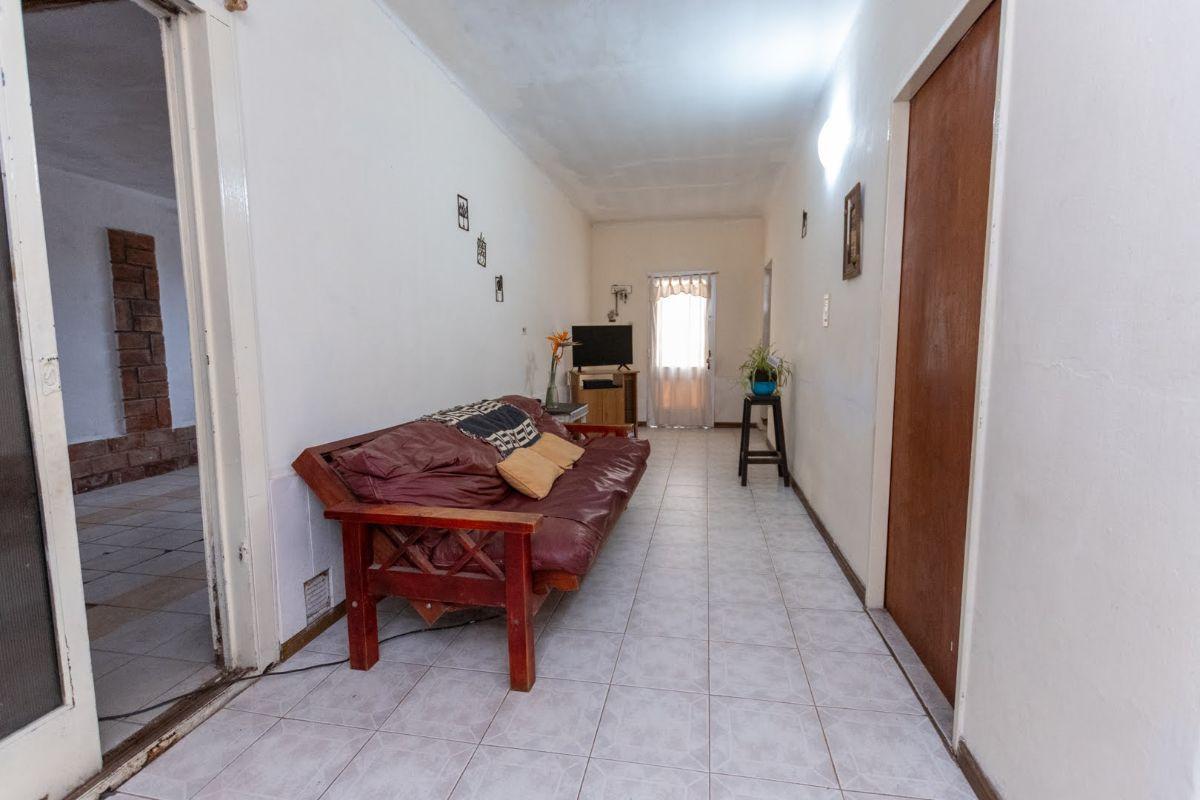 Foto de Casa de 3 dormitorios, patio y cochera., imagen 2