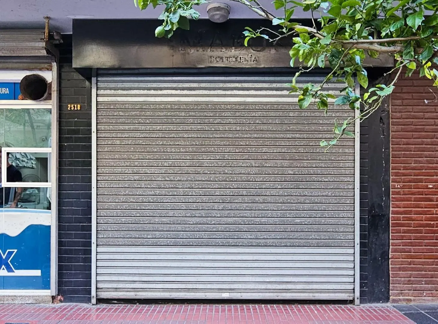 Alquiler y/o Venta - Local a la calle en importante zona Comercial 2