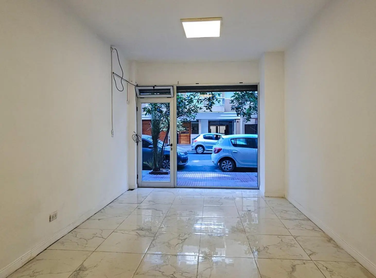 Alquiler y/o Venta - Local a la calle en importante zona Comercial 3