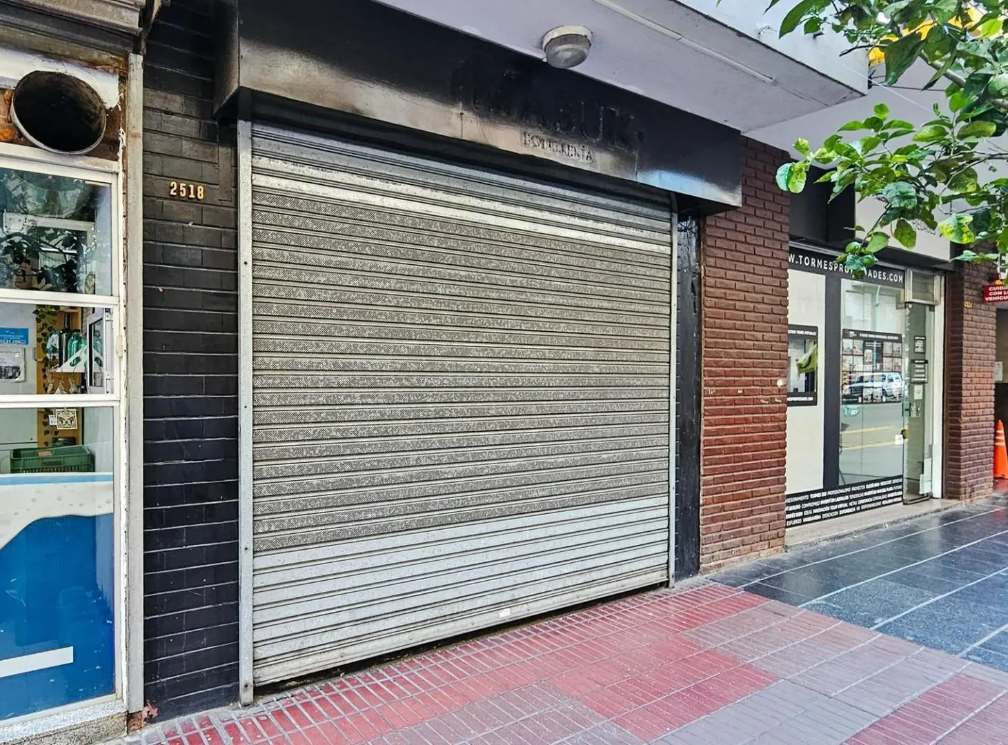 Alquiler y/o Venta - Local a la calle en importante zona Comercial 5