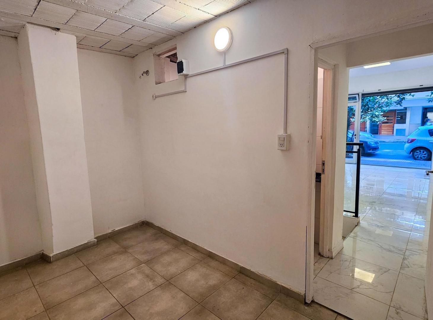 Foto de Venta - Local a la calle en importante zona Comercial, imagen 2