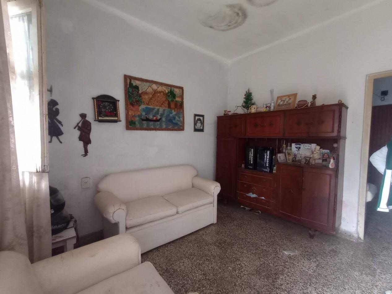 Foto de CASA A LA VENTA UNA CUADRA AL ESTE DE BLAS PARERA, imagen 1