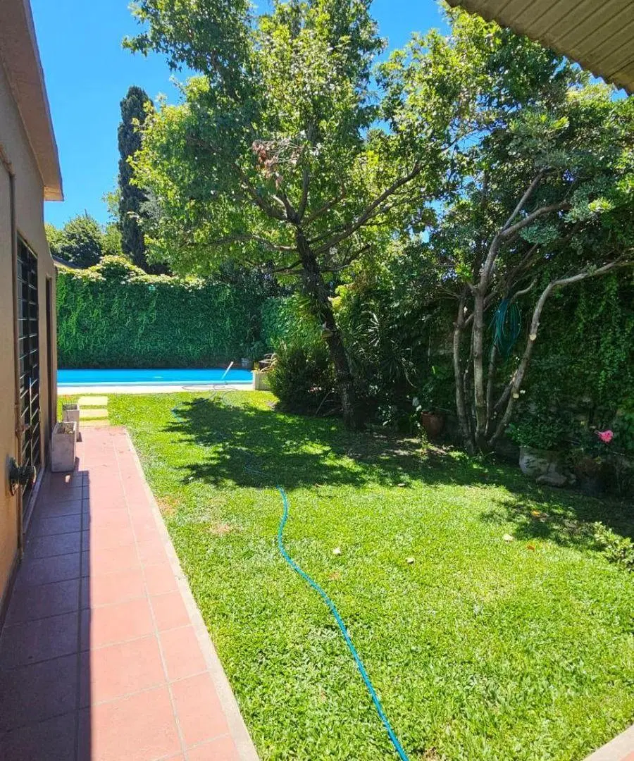 CHALET DE CATEGORIA SOBRE QUILMES OESTE 8