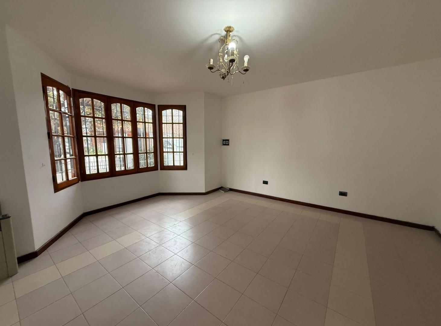 Foto de CASA DE 3 DORMITORIOS Y 3 BAÑOS - LA MEJOR ZONA DE ARGUELLO, imagen 1