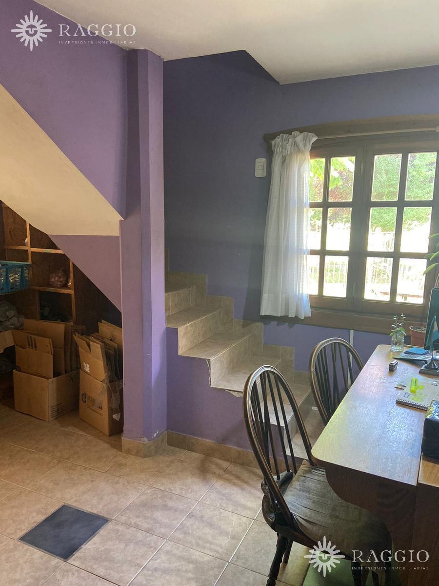 Casa de 6 Ambientes de Dos Pisos en Importante Ubicación. (Mn - 28) 2