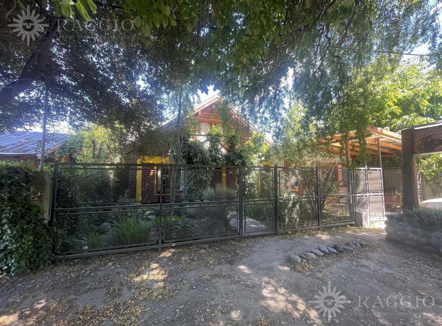 Casa de 5 ambientes con local comercial - Excelente ubicación (EZ-52)