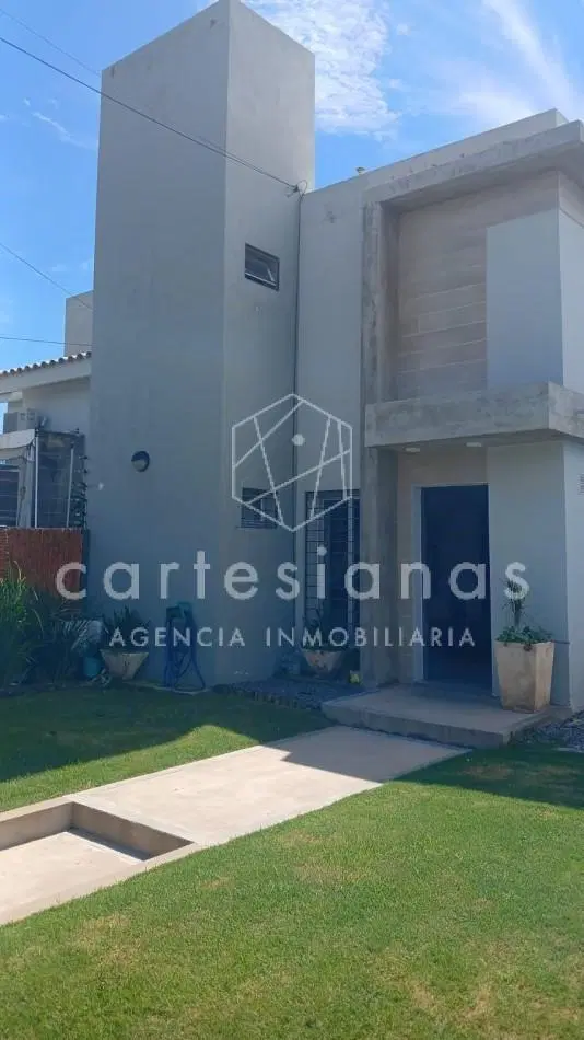 CASA 3 DORMITORIOS (1 EN SUITE) PILETA. ARGUELLO, A METROS DE RECTA MARTINOLLI 3
