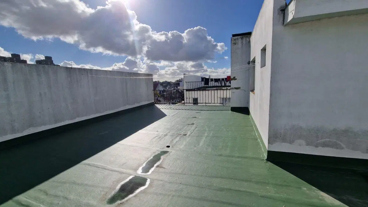 Departamento de 2 ambientes, con cochera cubierta, baulera, terraza, quincho. 4