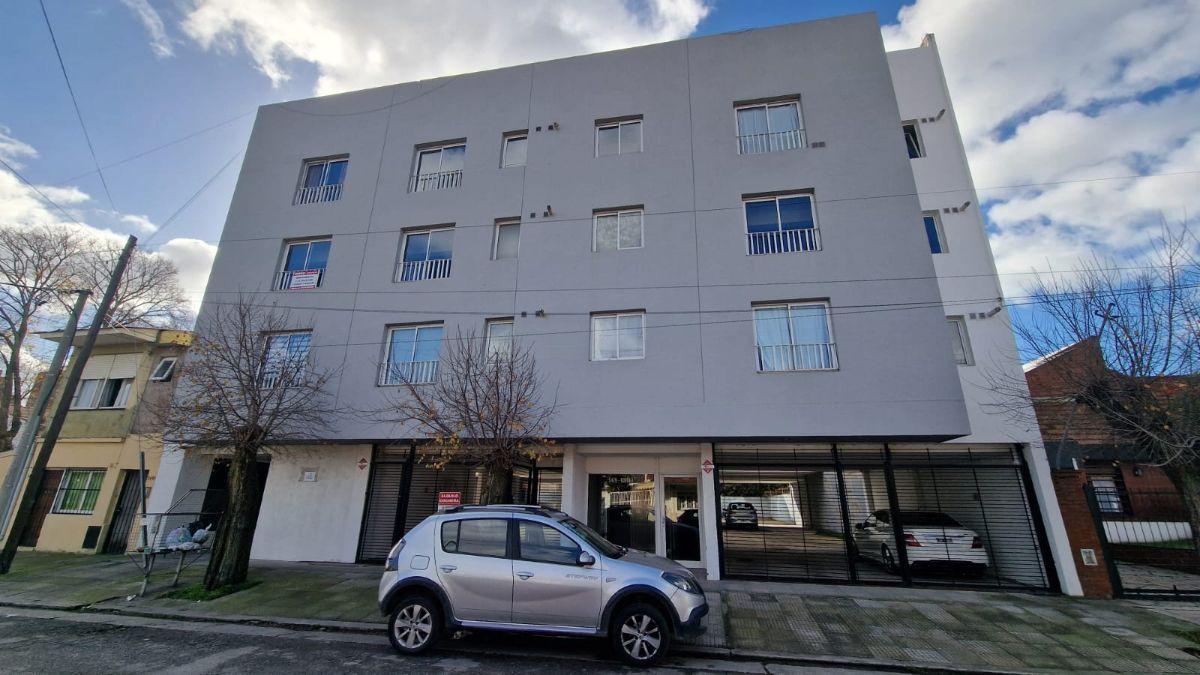 Departamento de 2 ambientes, con cochera cubierta, baulera, terraza, quincho.