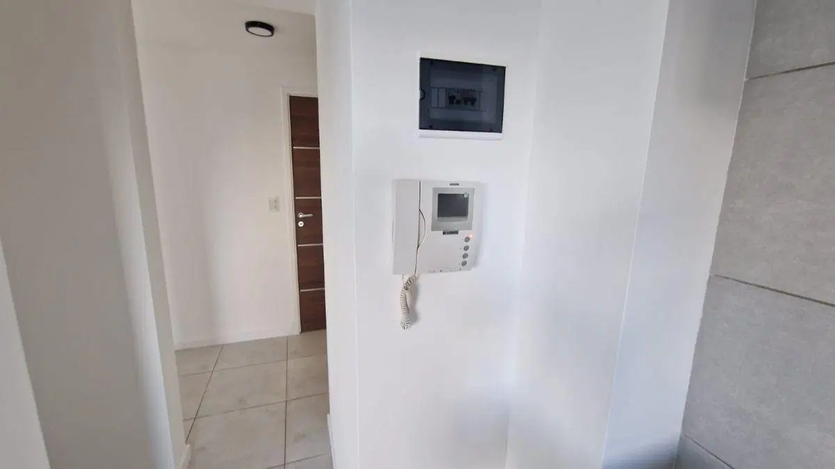 Departamento de 2 ambientes, con cochera cubierta, baulera, terraza, quincho. 2