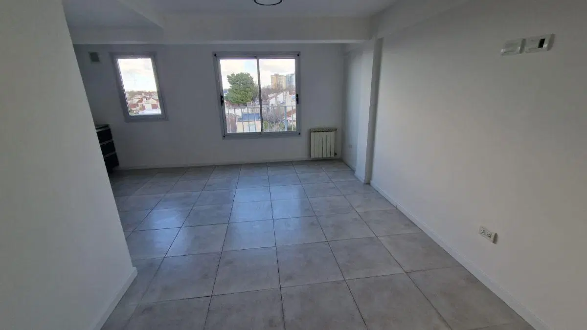 Departamento de 2 ambientes, con cochera cubierta, baulera, terraza, quincho. 1