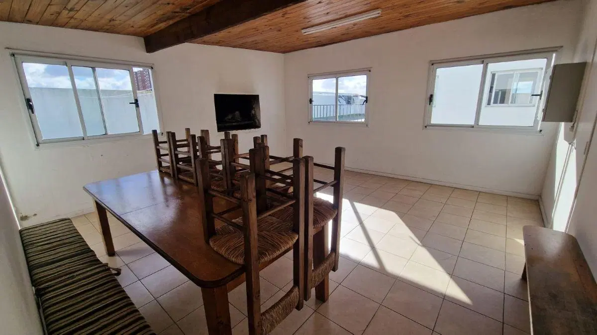 Departamento de 2 ambientes, con cochera cubierta, baulera, terraza, quincho. 5