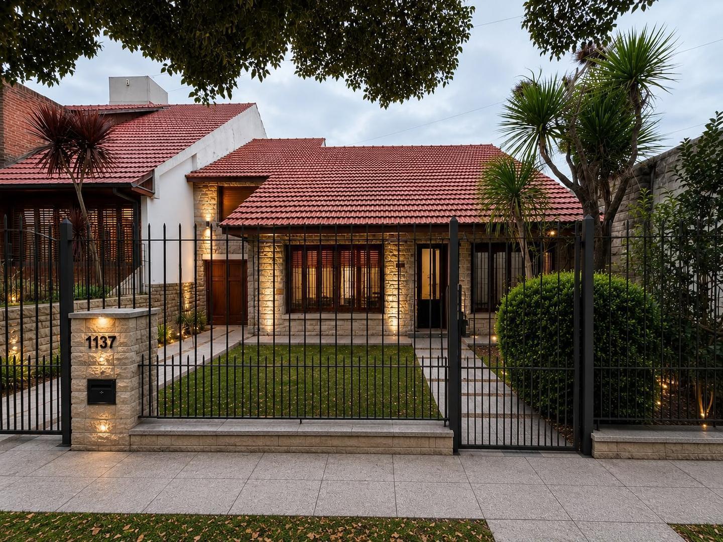 VENTA CASA 5 AMBIENTES - BARRIO PARQUE LURO