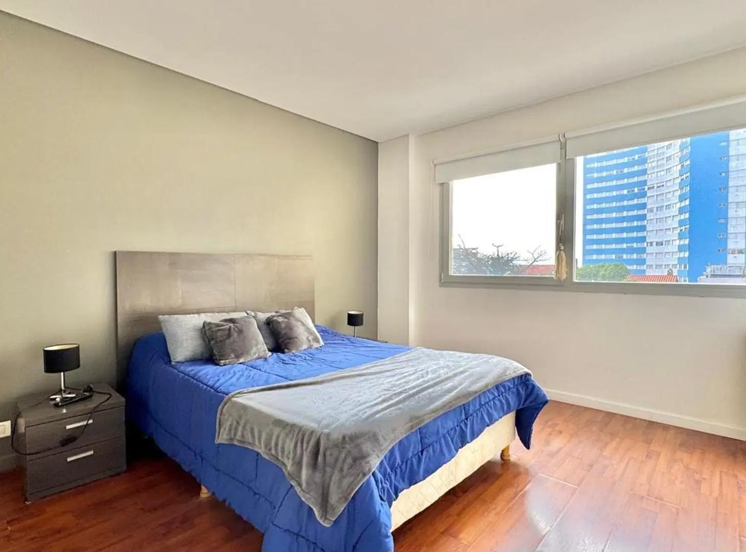 Departamento 3 ambientes con balcón y vista lateral al mar 5