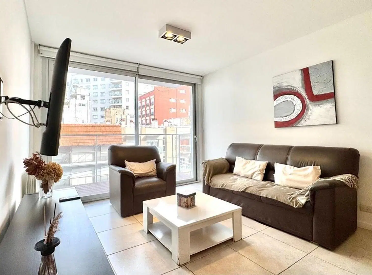 Departamento 3 ambientes con balcón y vista lateral al mar 1