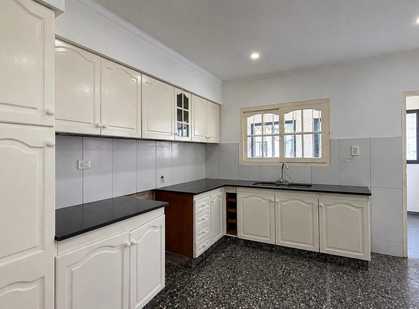 Foto de ALQUILER | CASA DE 4 AMBIENTES CON PARQUE, QUINCHO Y COCHERA, imagen 2