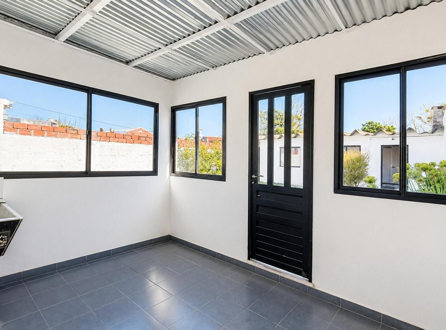 Foto de ALQUILER | CASA DE 4 AMBIENTES CON PARQUE, QUINCHO Y COCHERA, imagen 3