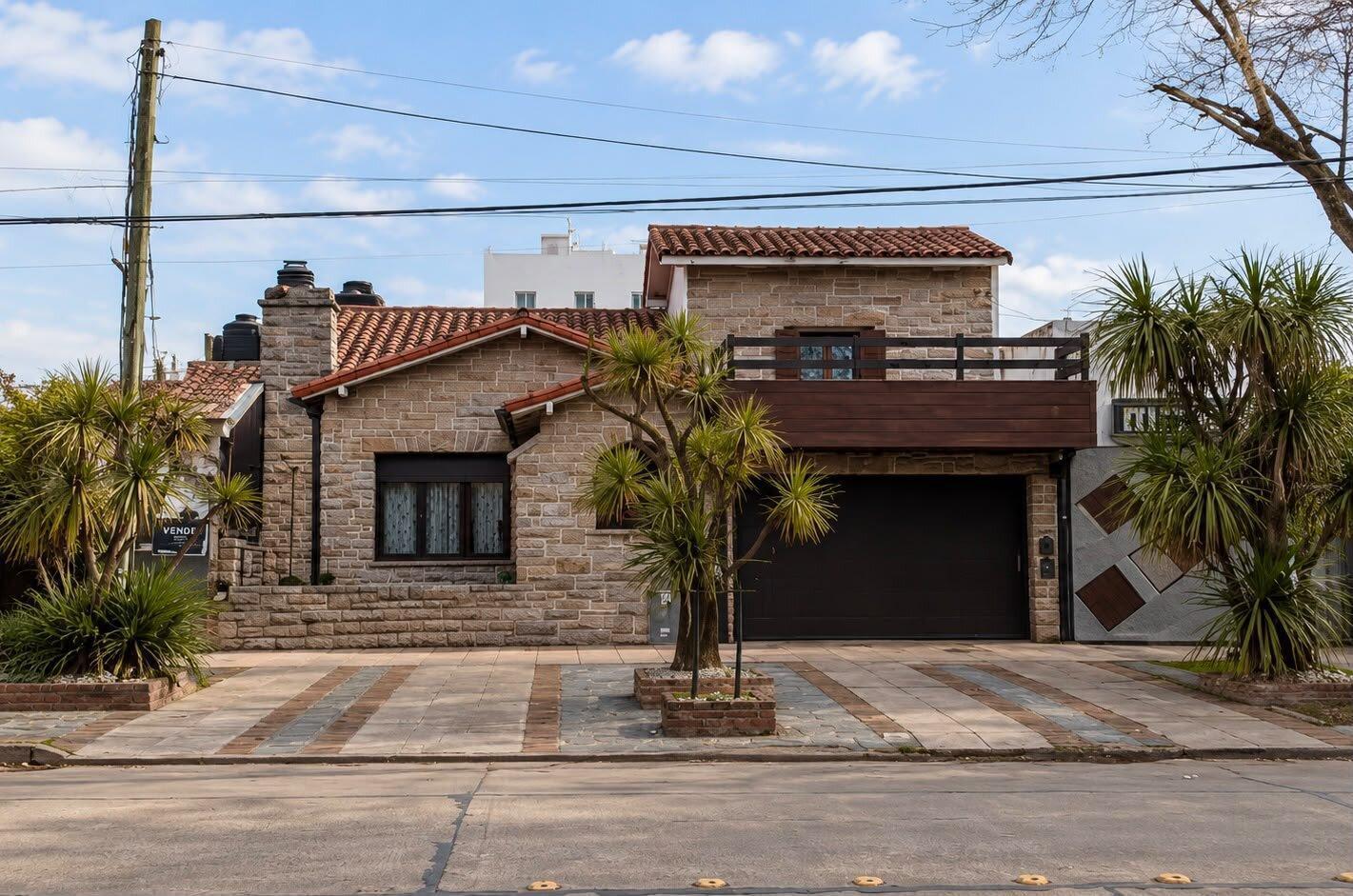 Foto de CASA 4 AMB SOBRE AVENIDA LIBERTAD - IDEAL DESARROLO, imagen 1