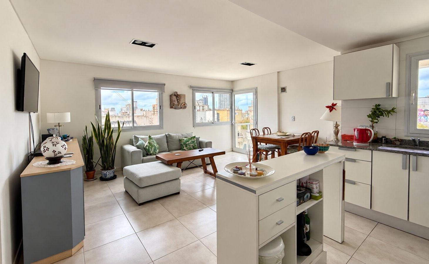 Foto de VENTA | DEPARTAMENTO DE 2 AMBIENTES CON BALCÓN Y COCHERA | ZONA CENTRO, imagen 1