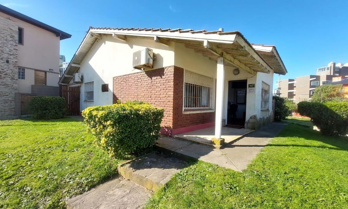 1 Casa + 2 Dúplex en Block - Venta - Villa Gesell -  100 metros del Mar