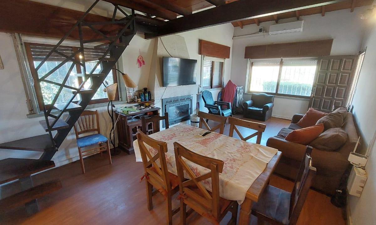 Foto de 1 Casa + 2 Dúplex en Block - Venta - Villa Gesell - 100 metros del Mar, imagen 2