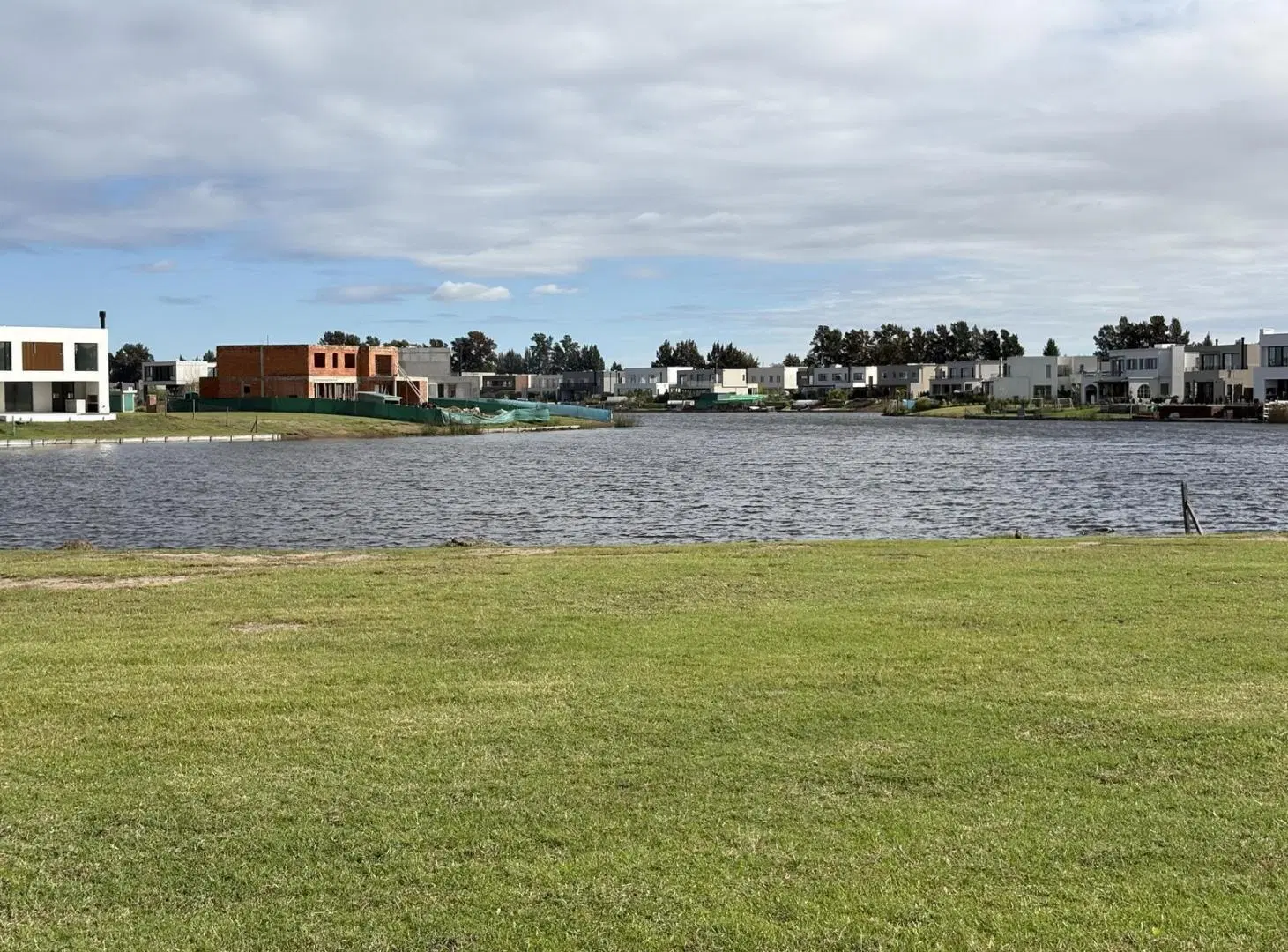 Lote a la laguna en Barrio Santa Ana 3