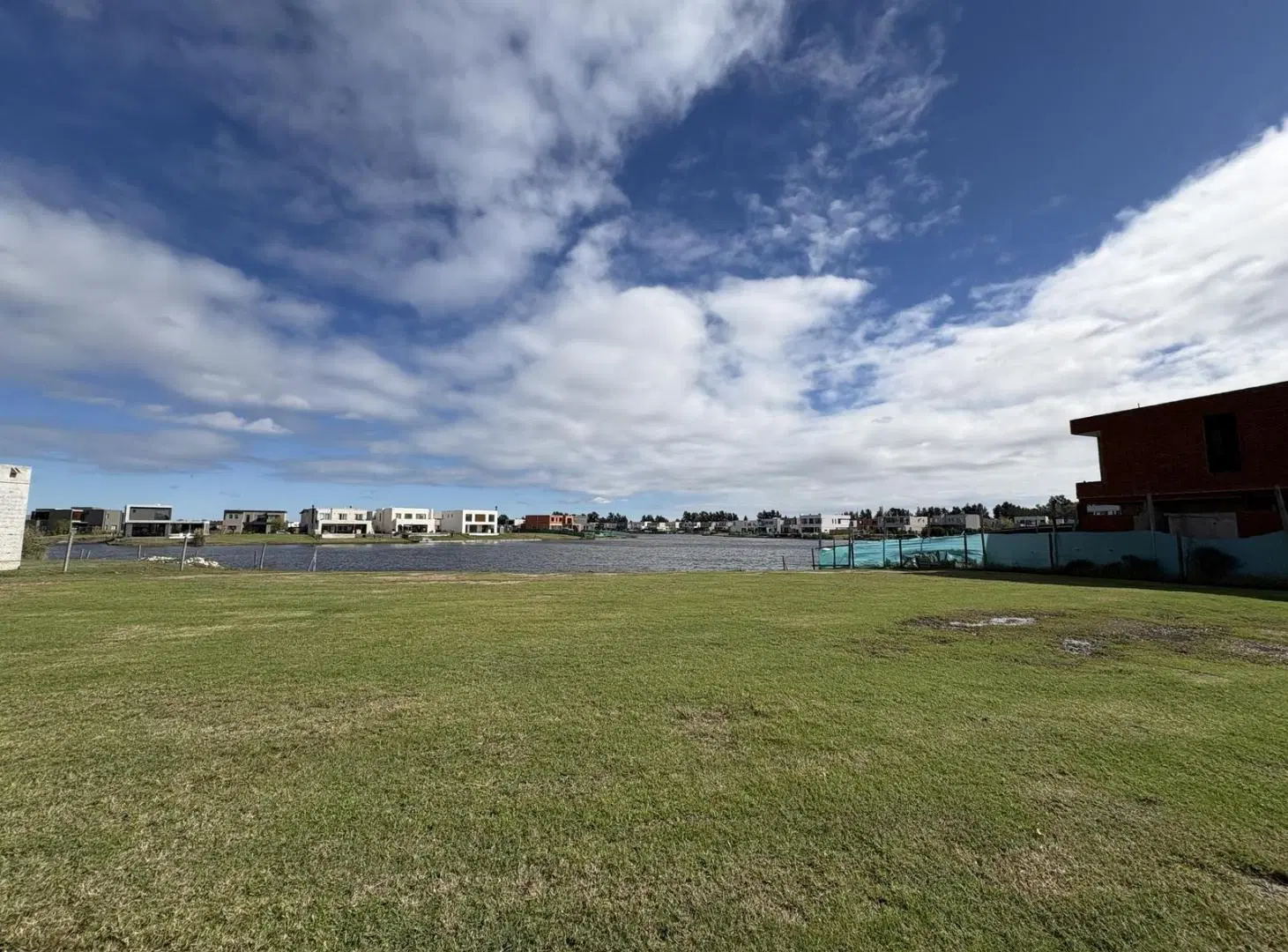 Lote a la laguna en Barrio Santa Ana 1
