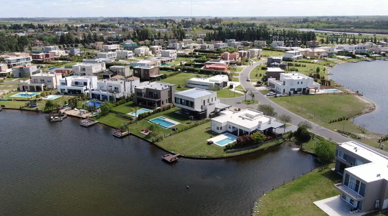 Lote a la laguna en Barrio Santa Ana