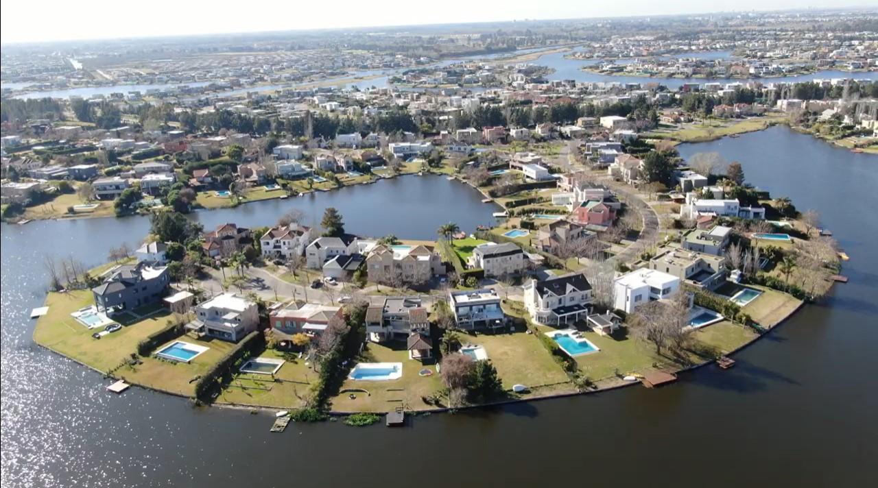 Lote a la laguna en Barrio Santa Ana