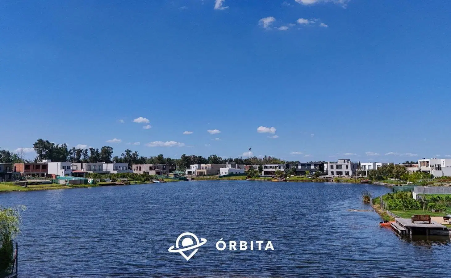 Lote a la laguna en Barrio Santa Ana 3