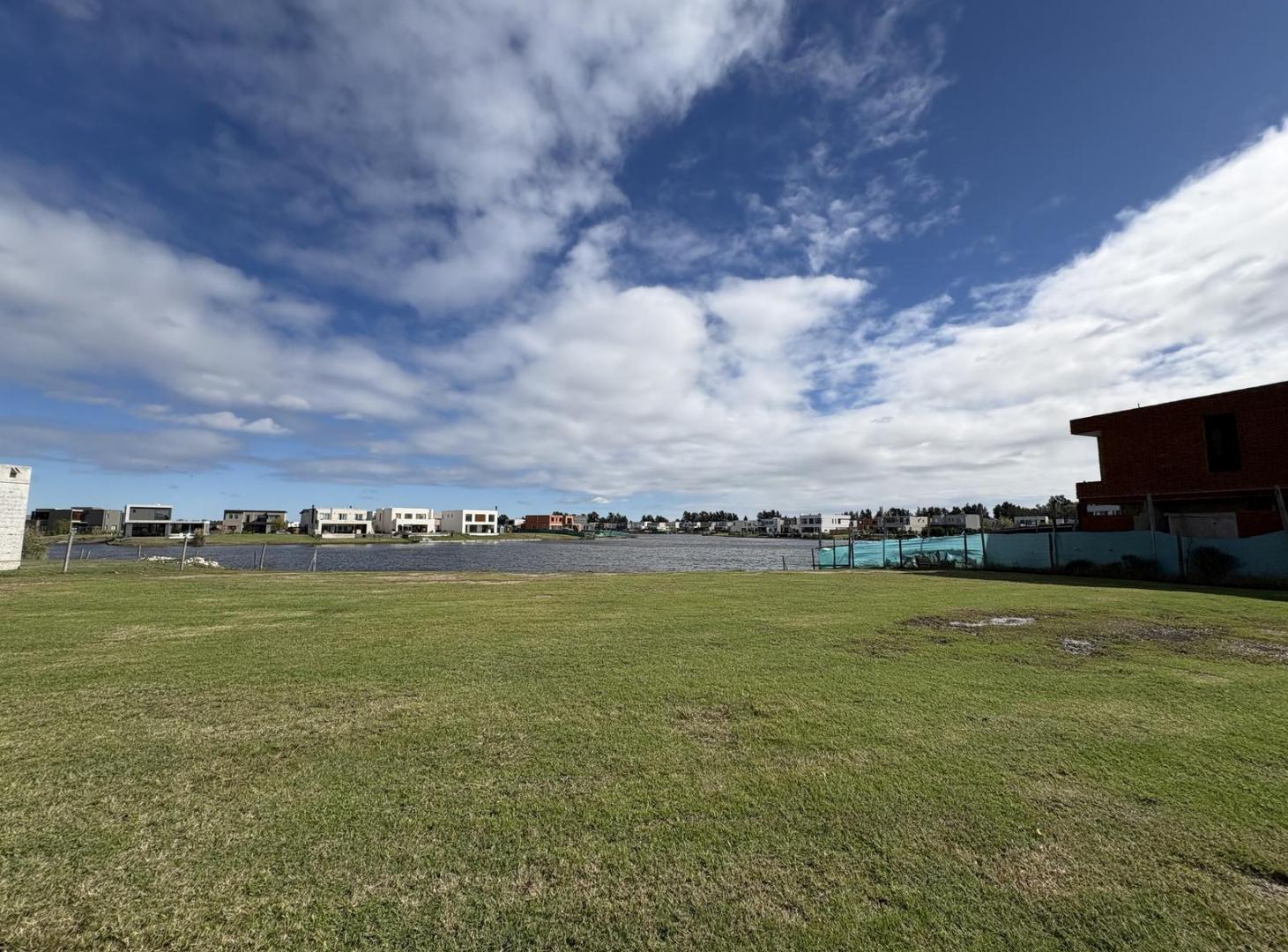 Lote a la laguna en Barrio Santa Ana
