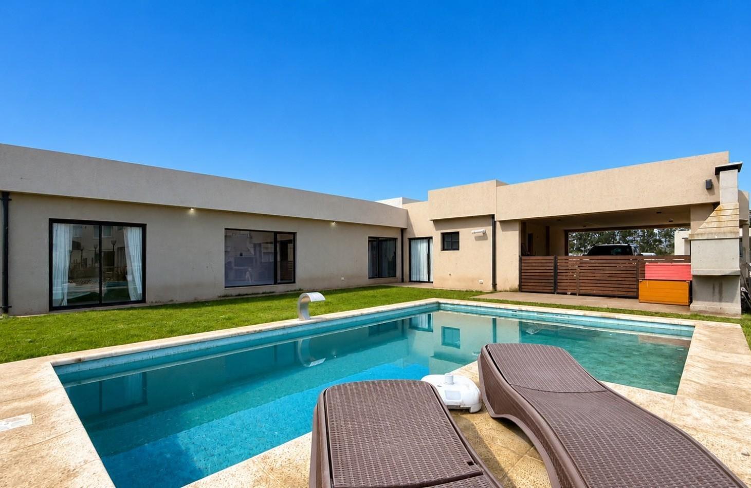 Foto de MODERNA CASA EN UNA PLANTA CON PISCINA | TIERRAS DEL MAR, imagen 1