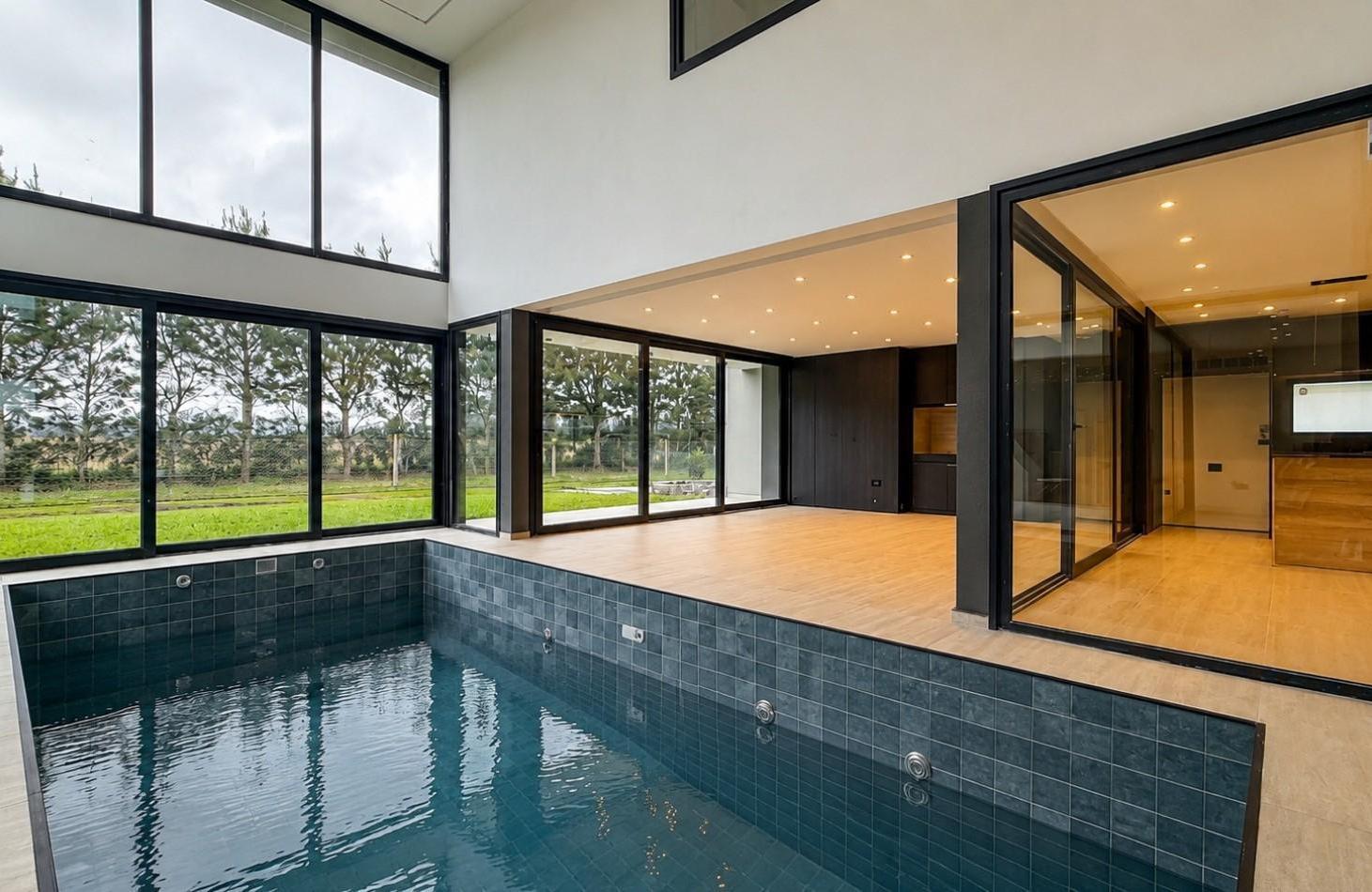 Foto de CASA DE CATEGORIA A ESTRENAR CON PISCINA CUBIERTA | TIERRAS DEL MAR, imagen 2