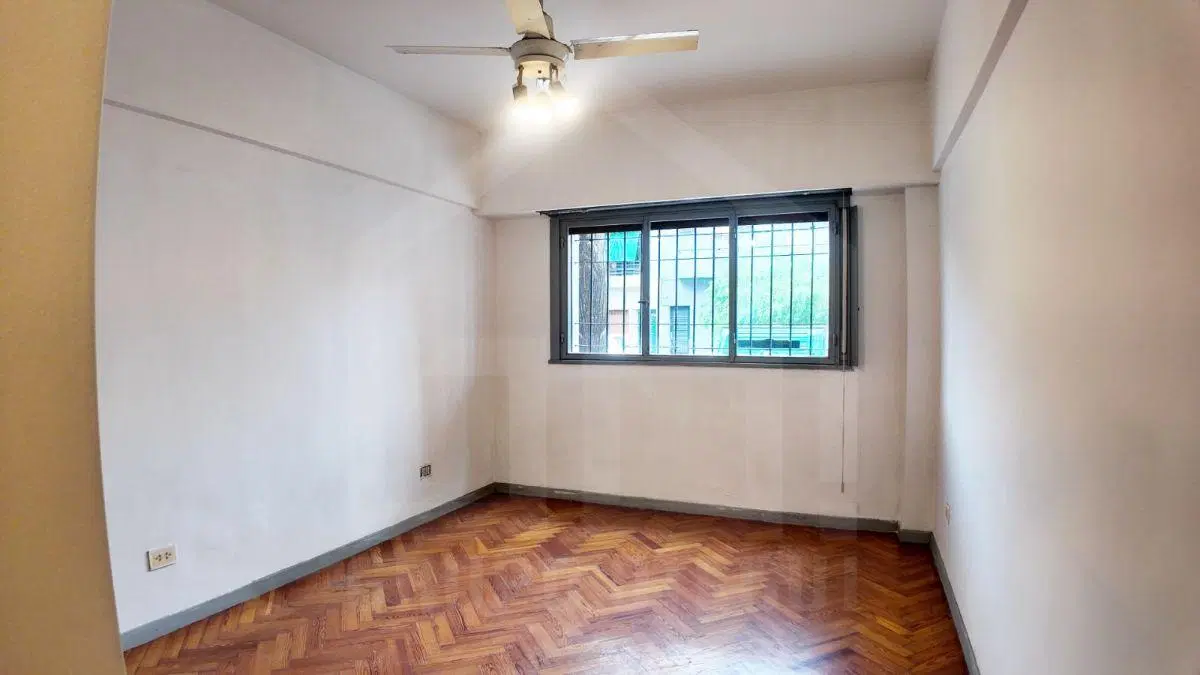 Departamento en planta baja con patio — luminoso y al frente 2
