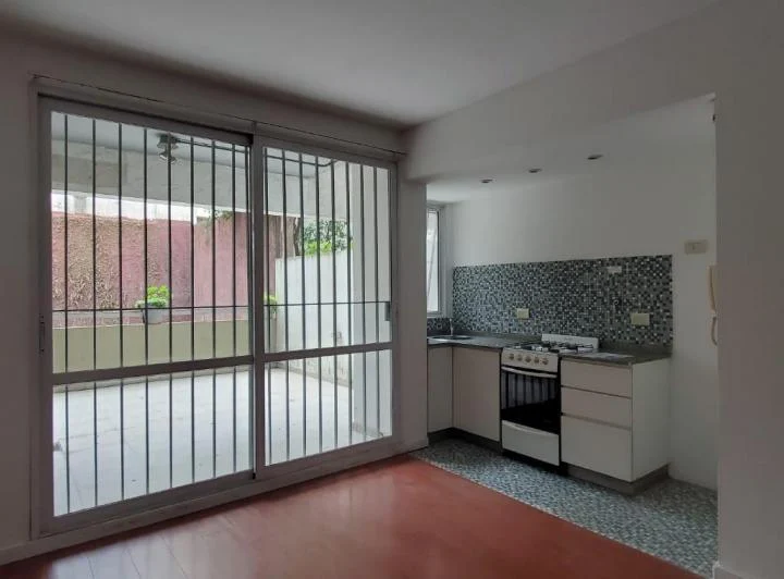 amplio monoambiente con balcón y patio interno en Palermo 5