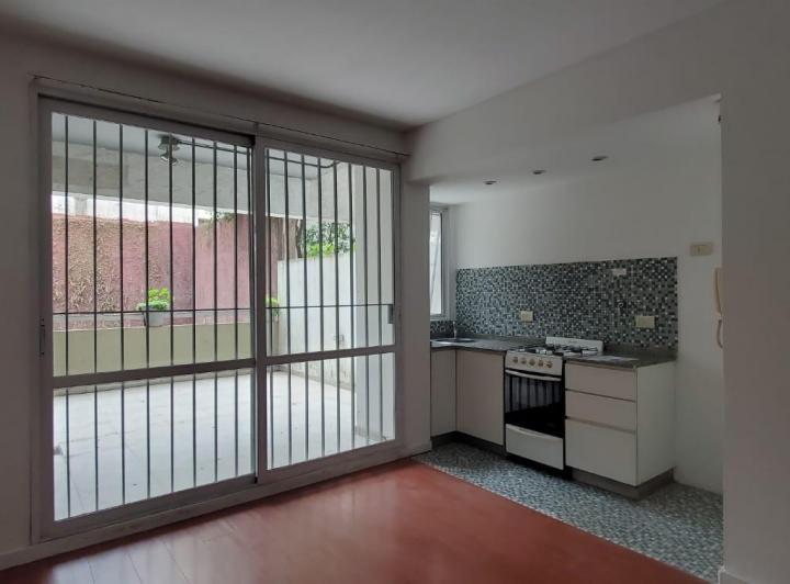 amplio monoambiente con balcón y patio interno en Palermo 3